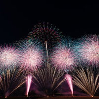 江戸川区花火大会のオープニングを飾るスターマインの写真