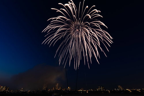 江戸川区花火大会の大きく流れ落ちる打上花火