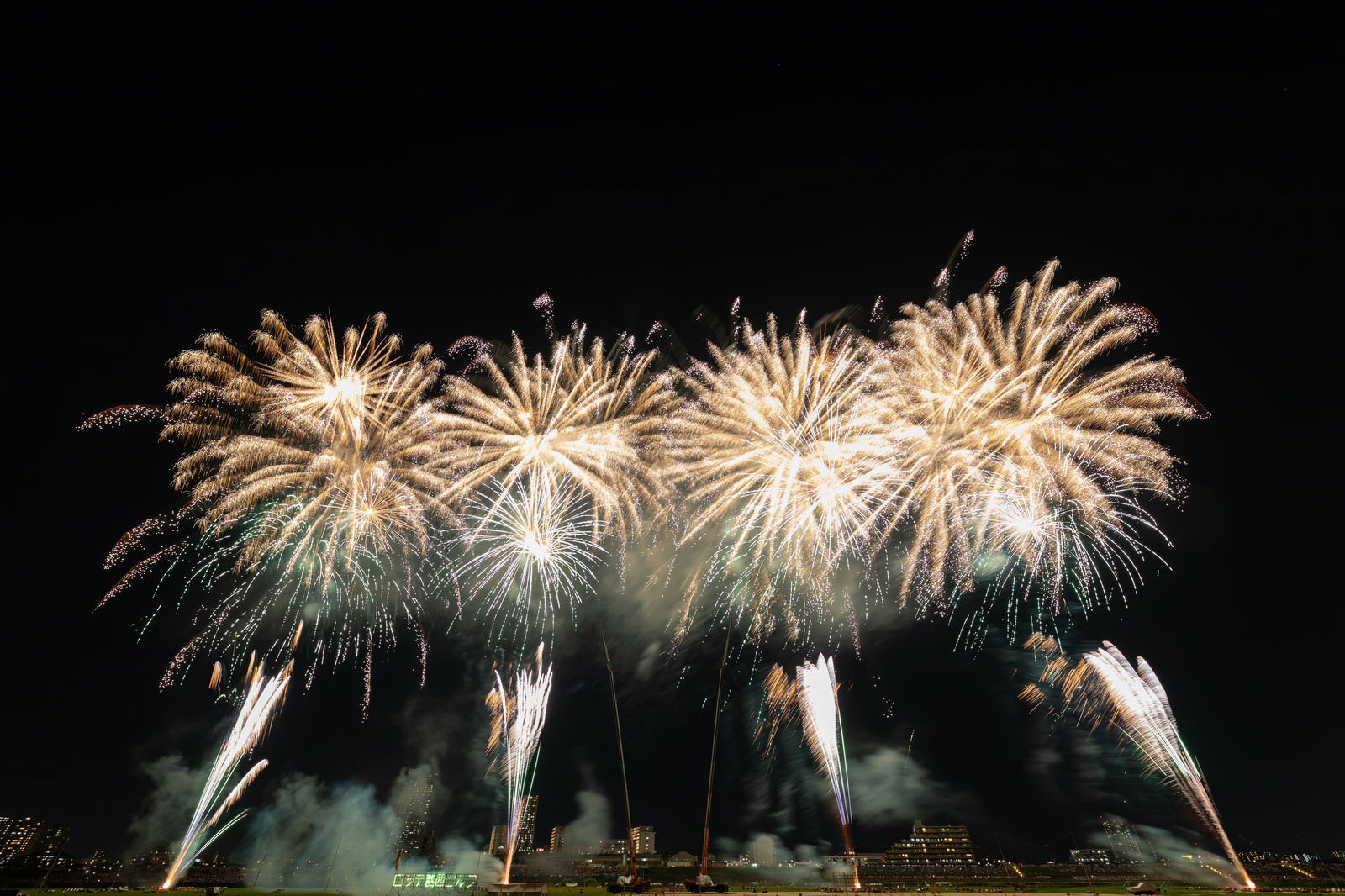 夜空に同時に開花する複数の打上花火スターマイン