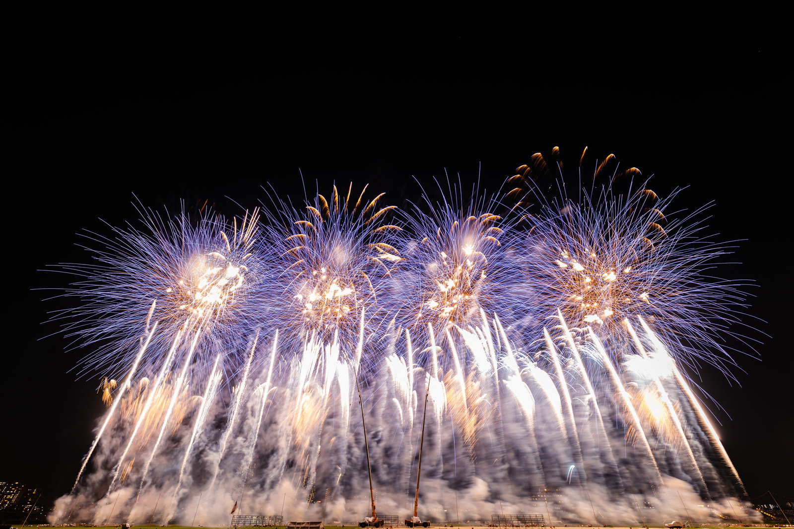 夜空に次々と打ち上がる色とりどりの花火が光跡を描く江戸川区花火大会の様子