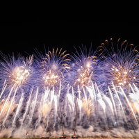 江戸川区花火大会で次々に打ち上がるスターマインの写真