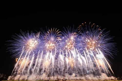 江戸川区花火大会で次々に打ち上がるスターマイン
