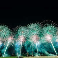 夜空を彩るスターマイン、江戸川区花火大会の光跡の写真