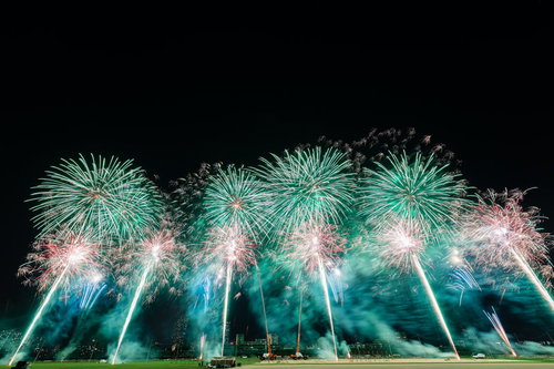 夜空を彩るスターマイン、江戸川区花火大会の光跡