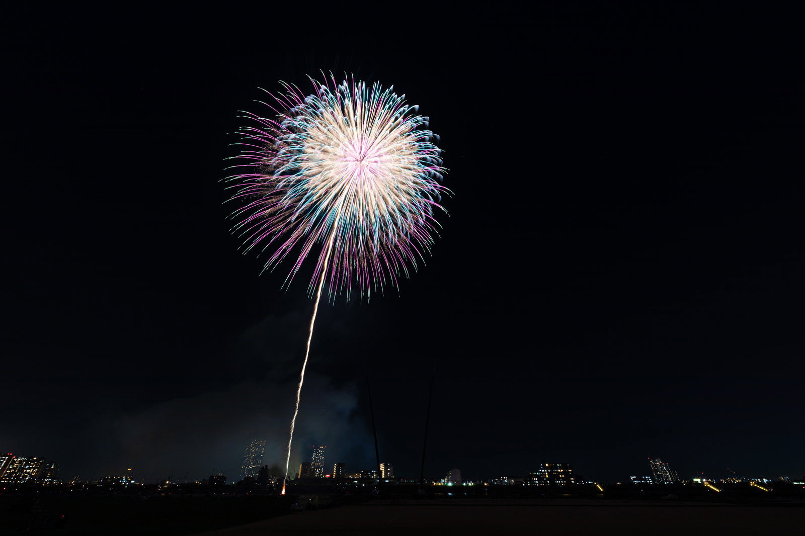 夜空に大きく開いた色とりどりの打上花火