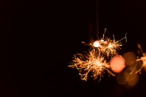 暗闇に弾けるせんこう花火の飛び散る明かり