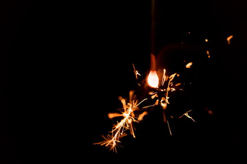 夜空に飛び散る線香花火の光跡と火の粉の軌跡
