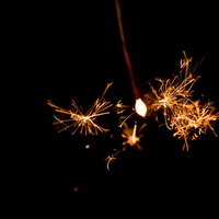 夏の夜に光る儚い線香花火の写真