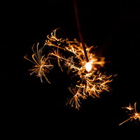 夏の夜に弾ける線香花火の火花の写真