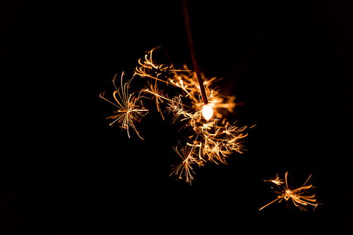 夏の夜に弾ける線香花火の火花