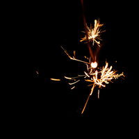 線香花火が弾ける金色の火花を撮影した夏祭りの風物詩の写真