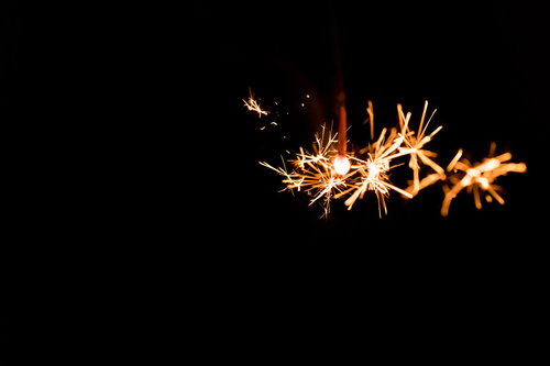 線香花火の火花が散る光跡：夏の夜を彩る儚い火の粒