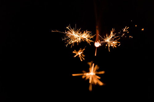 小さくて儚い線香花火の光跡と夏の風情