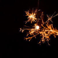 夏の夜に光る線香花火の火花の写真