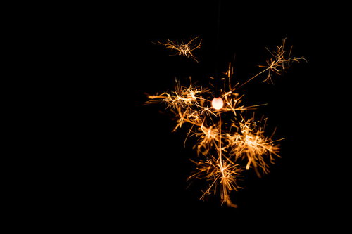 暗闇で弾けるパチパチ音が聞こえる線香花火