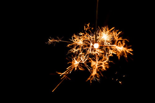 暗闇で弾ける線香花火のパチパチとした光跡