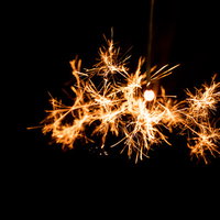 激しく弾ける線香花火の光跡 夜間撮影による火花の軌跡の写真