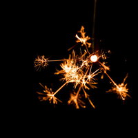 線香花火の儚い火花が弾ける瞬間を捉えた夏の風物詩の写真