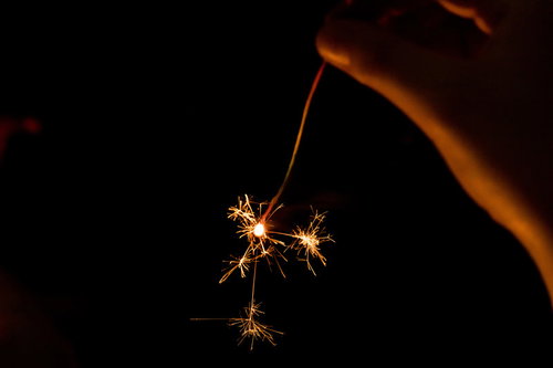 手持ち線香花火の光跡 - 夏祭りの儚い光と火花の情景