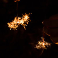 夏の終わりに揺らぐ線香花火｜儚く光る火花の軌跡の写真