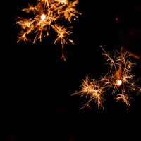 暗闇の中で燃える線香花火を楽しむ夏の夜の風物詩の写真
