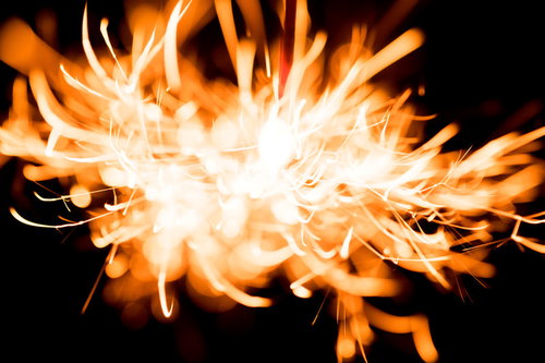 燃え上がる火花と線香花火