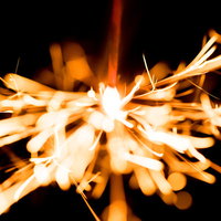 線香花火から飛び散る光跡。夏の夜を彩る火花の軌跡の写真