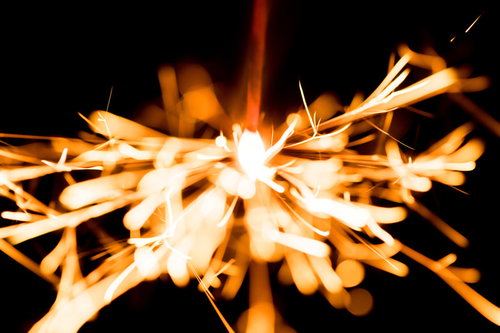 線香花火から飛び散る光跡。夏の夜を彩る火花の軌跡