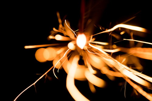 暗闇に描くせんこう花火の光跡と火の粉の放射状の広がり