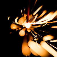 線香花火から飛び散る光跡 夜間撮影の写真