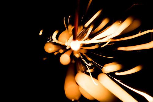 線香花火から飛び散る光跡 夜間撮影