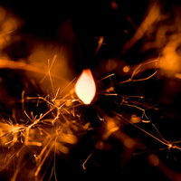線香花火の火花が弾ける瞬間の写真