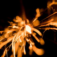 打ち上げ花火のように力強く弾ける線香花火の写真