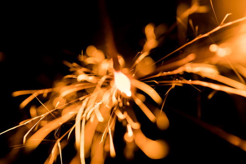 打ち上げ花火のように力強く弾ける線香花火