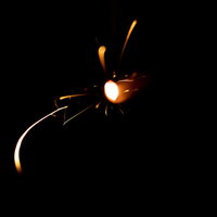 弾け終わりの線香花火、光の軌跡を残して消える夏の儚い光の写真