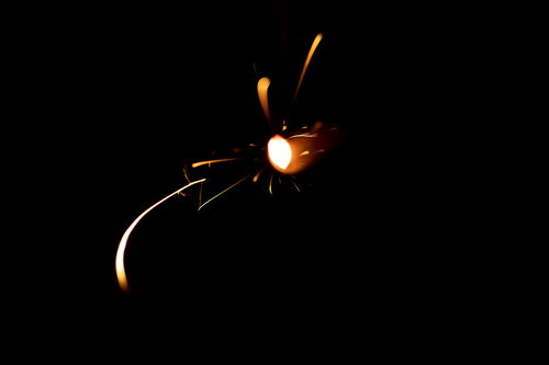 弾け終わりの線香花火、光の軌跡を残して消える夏の儚い光