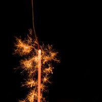 儚く短命な線香花火の終わりの写真