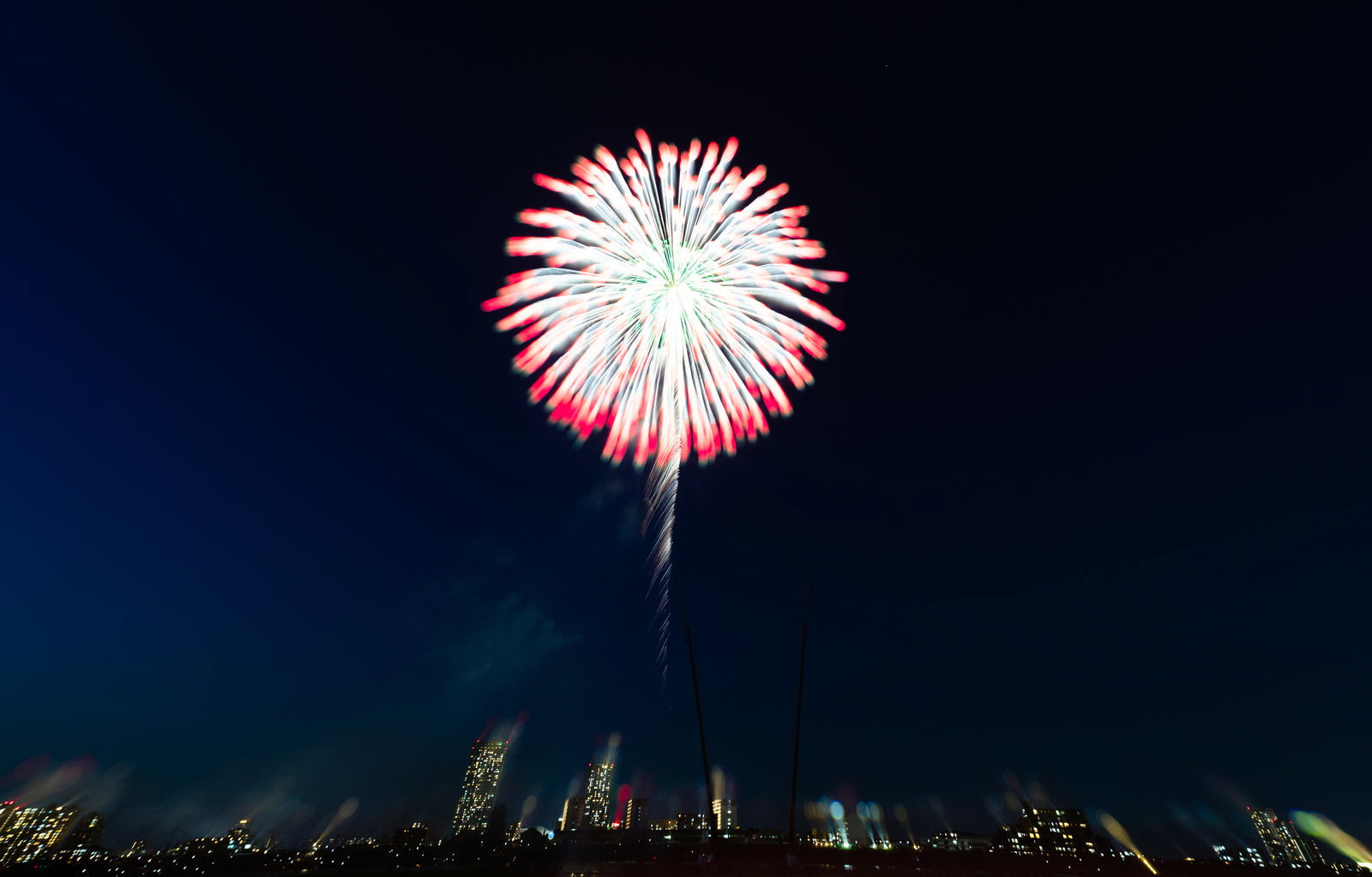 夜空に輝く打上花火の光跡