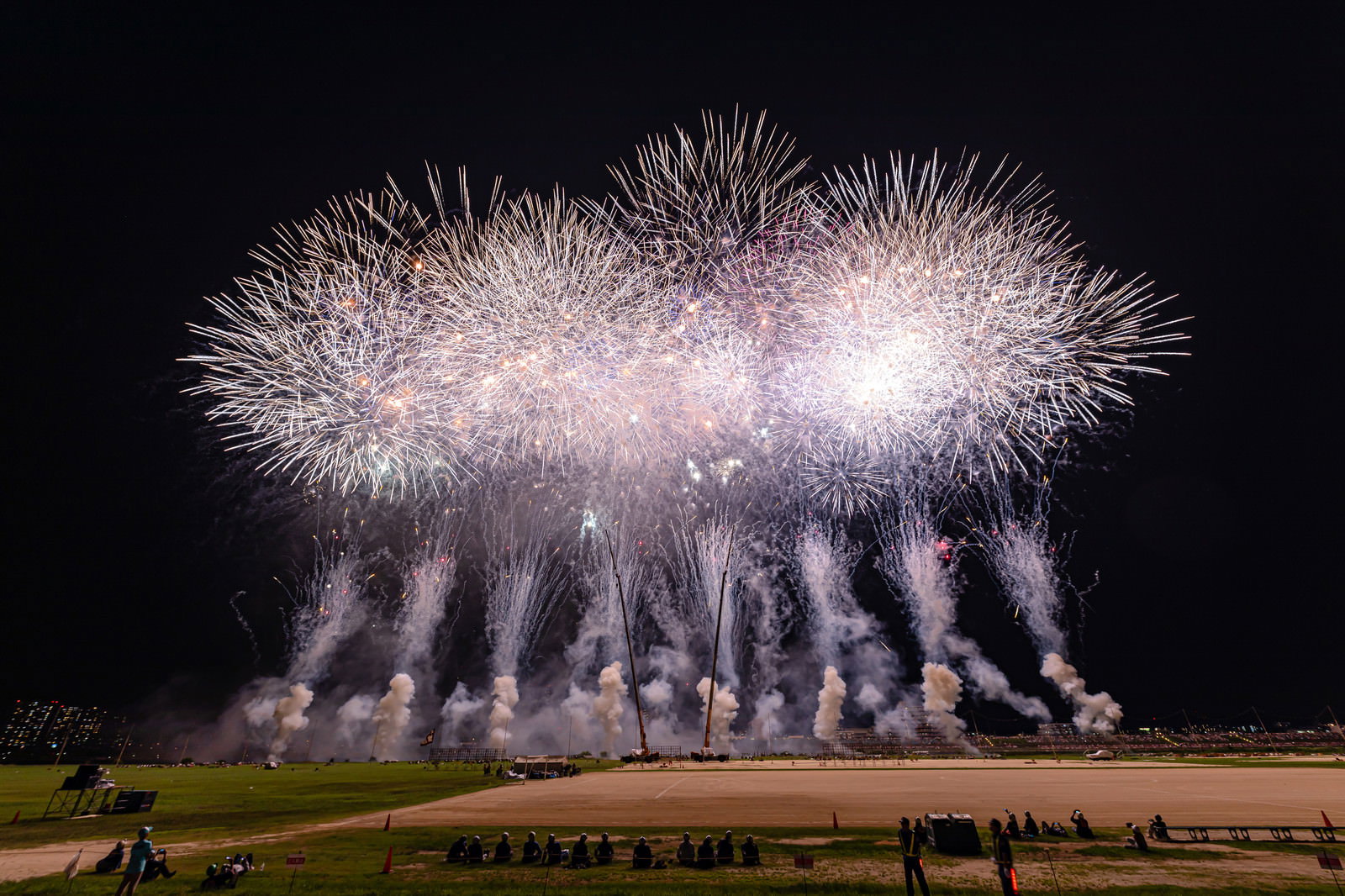 夜空に広がる打上花火（スターマイン）と観客