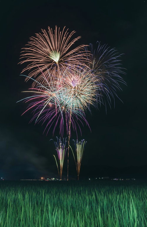 田んぼの真ん中から打ち上がる花火大会の尺玉