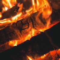 薪がよく燃えている様子、炎が勢いよく立ち上る焚き火の写真