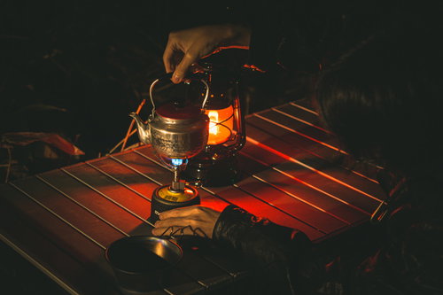 ソロキャンプの夜、シングルバーナーにやかんをのせる