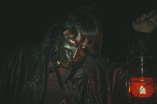 ランタン片手にサバイバーを追う男性キラー