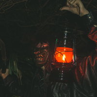 致命傷を与える追跡者、赤いランタンを持つ男性の写真