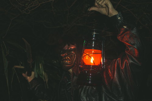 致命傷を与える追跡者、赤いランタンを持つ男性