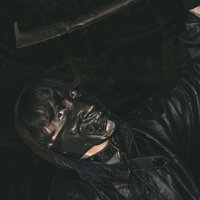 フードを被ったアサシンぽい男性の不気味な表情の写真