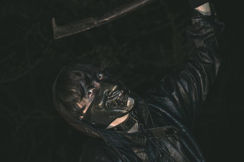 フードを被ったアサシンぽい男性の不気味な表情