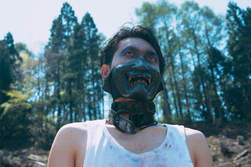 熱中症で顔色が悪い野盗の男性