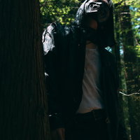 暗い森の中で野盗に追われ逃げる男性の緊迫した瞬間の写真