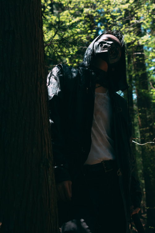 暗い森の中で野盗に追われ逃げる男性の緊迫した瞬間